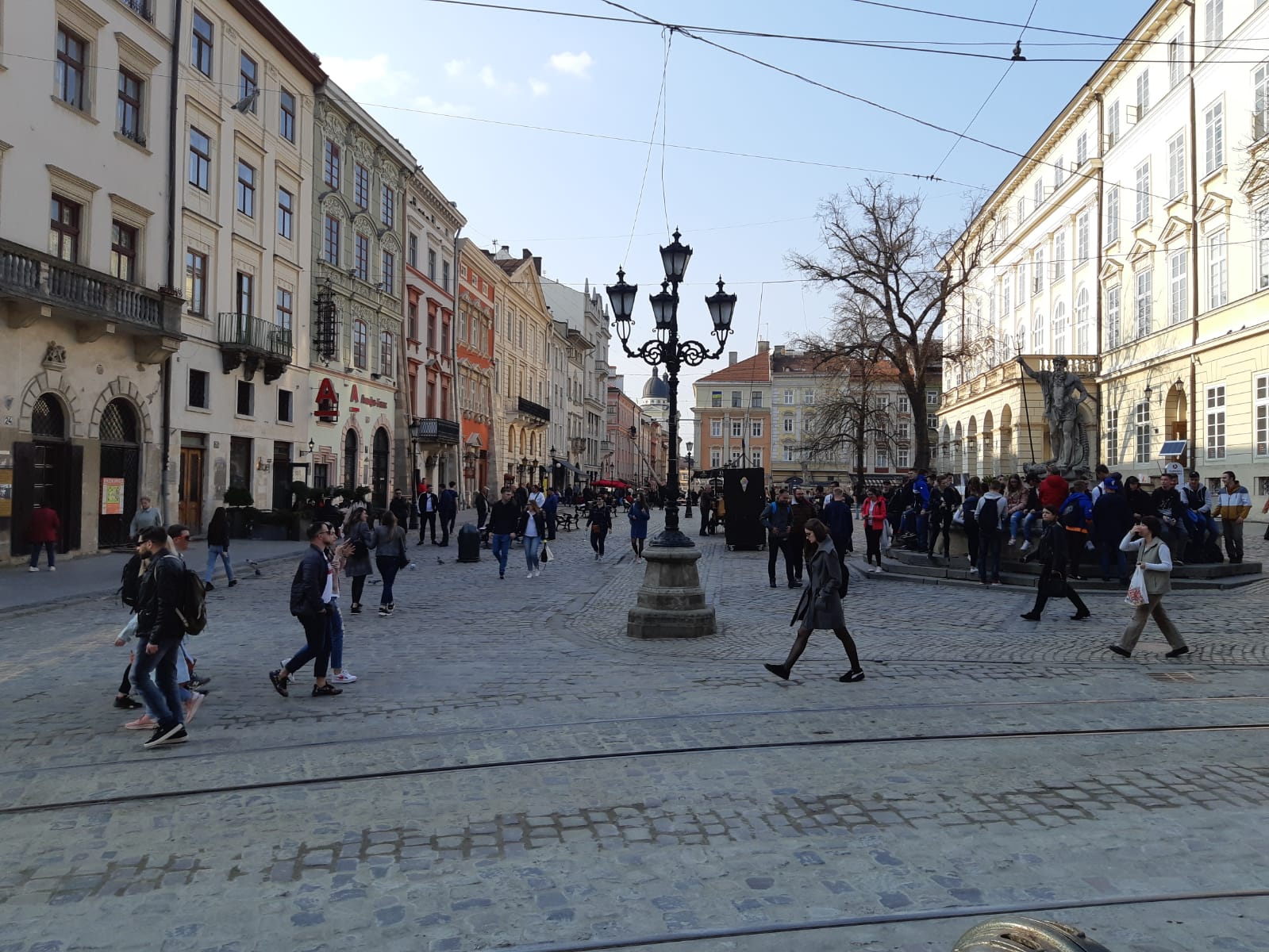 Altstadt von Lviv mit Rathaus (rechts) © wienwork