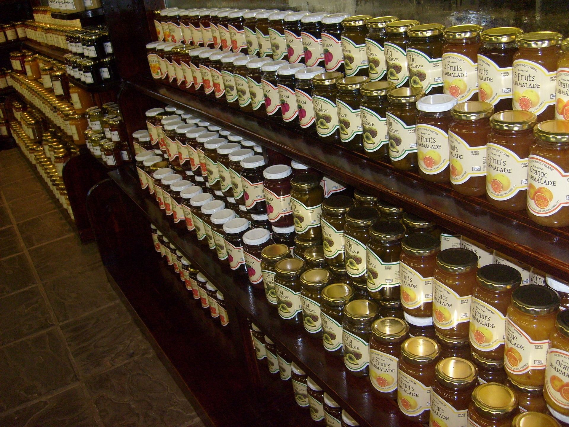 Regal im Supermarkt mit Marmeladengläsern ©pixabay