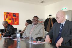 Namibischer Sozialminister und Botschafter vor "Afrika"-Bild von Alireza 001 © Wien Work