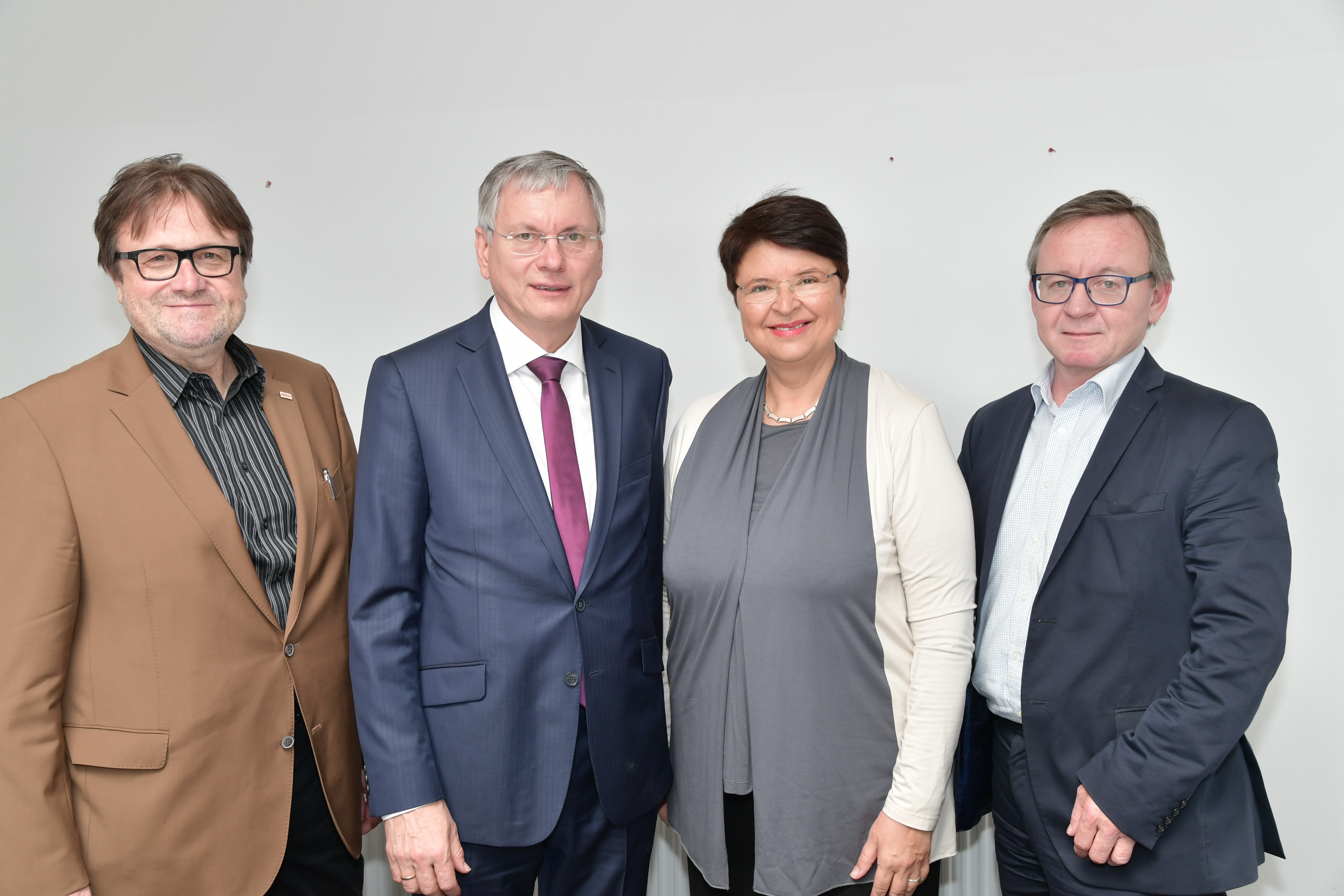 Gruppenfoto mit Wolfgang Sperl (Wien Work Geschäftsführer - li.) und Michael Svoboda (Präsident KOBV - Kriegsopfer- und Behindertenverband Wien, NÖ, Bgld. und einer der beiden Eigentümervertreter von Wien Work) © Wien Work