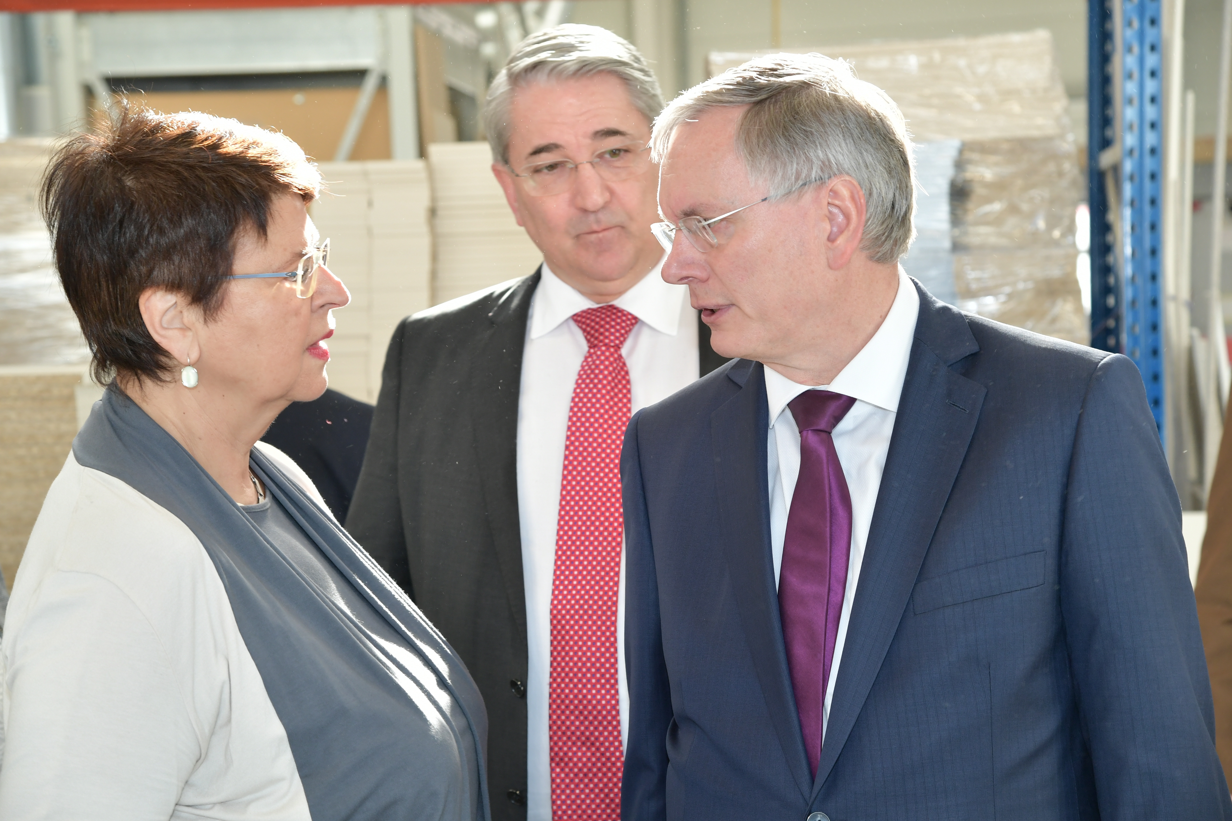 Sozialminister Stöger und Stadträtin Brauner bei ihrem Rundgang durch unsere Werkshalle - in Begleitung von Bezirksvorsteher Nevrivy © Wien Work