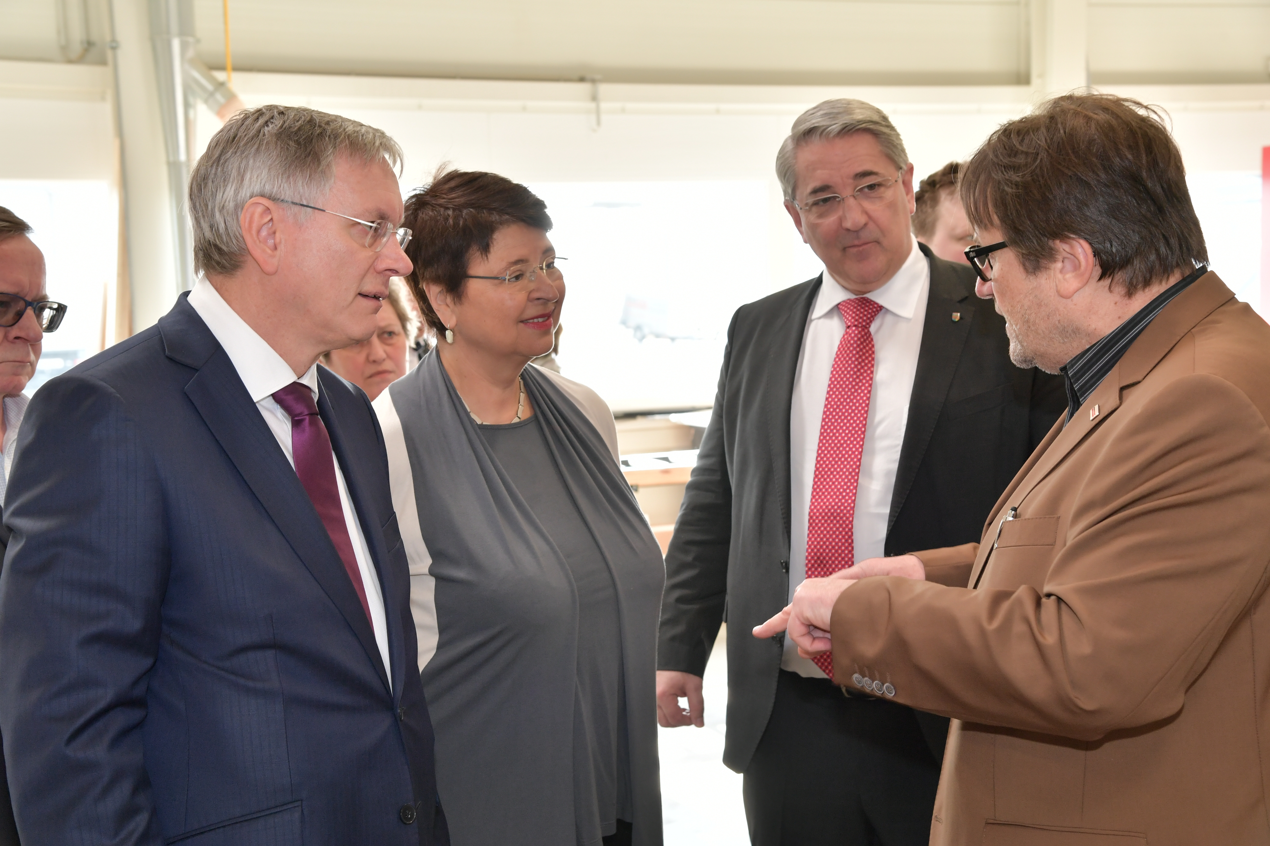 Wien Work Geschäftsführer Wolfgang Sperl im Gespräch mit Bundesminister Alois Stöger, Stadträtin Renate Brauner und Bezirksvorsteher Ernst Nevrivy © Wien Work