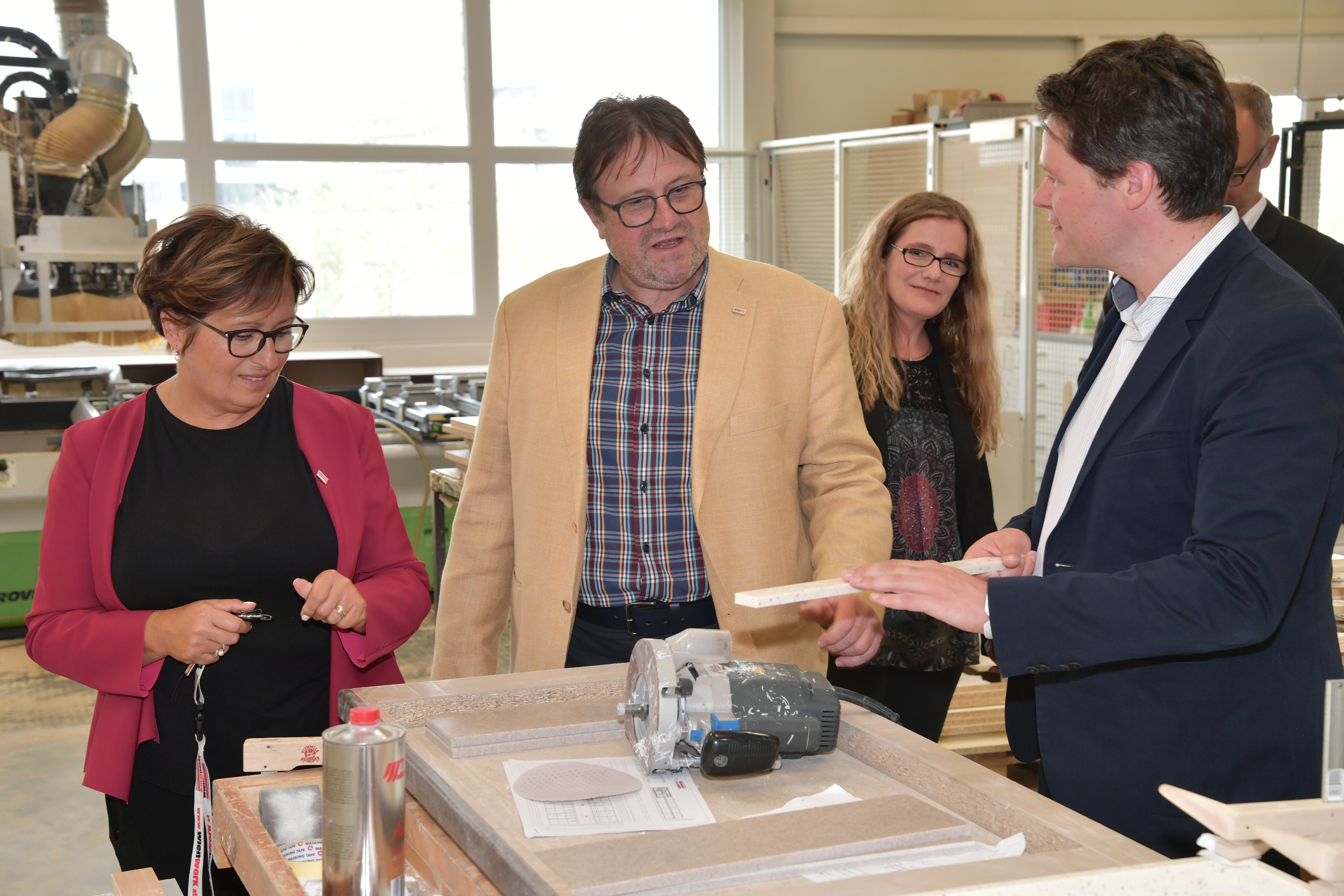 Bildungsstadtrat Jürgen Czernohorszky zu Besuch bei Wien Work - jetzt in der Tischlerei © Wien Work