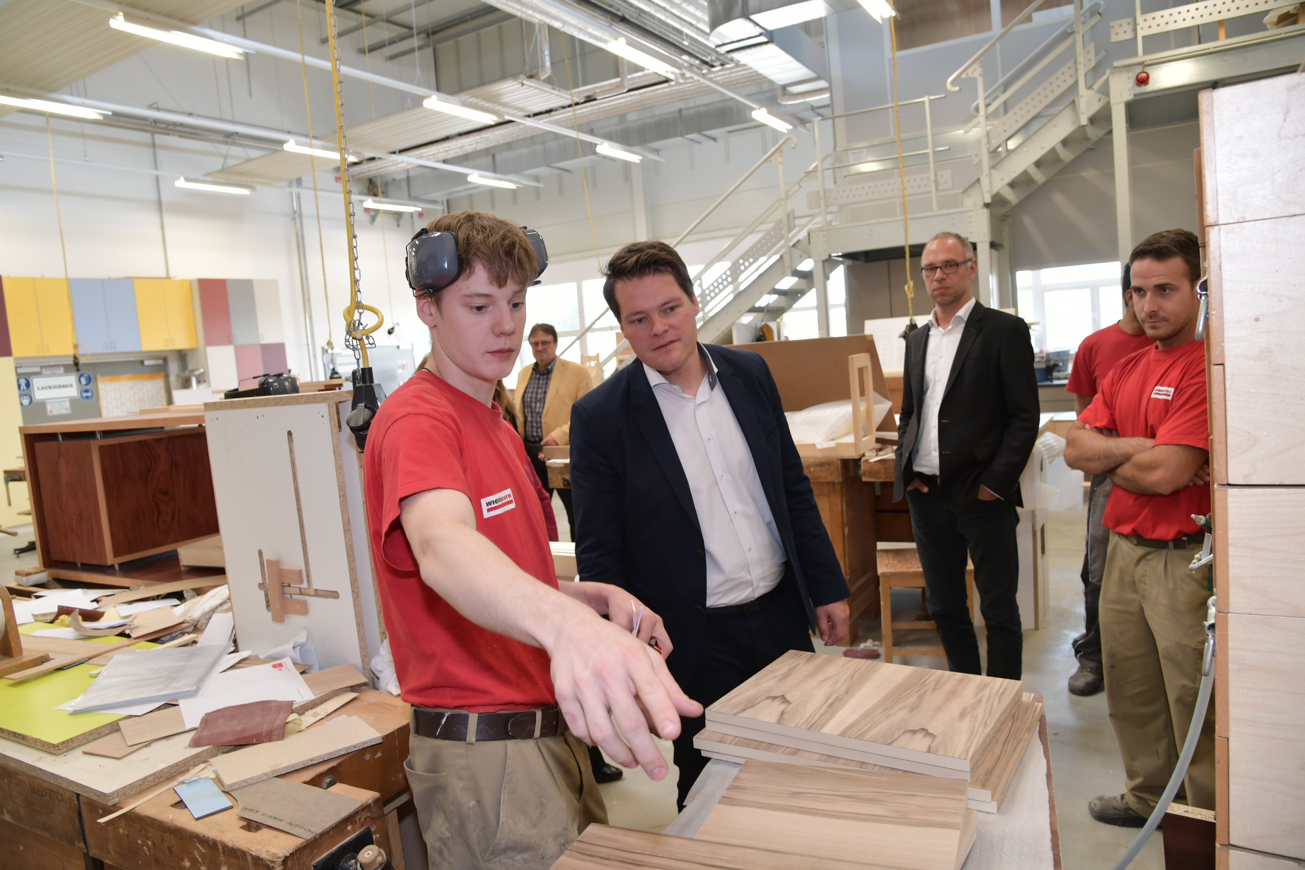 Bildungsstadtrat Jürgen Czernohorszky zu Besuch bei Wien Work - jetzt in der Ausbildung Holztechnik © Wien Work