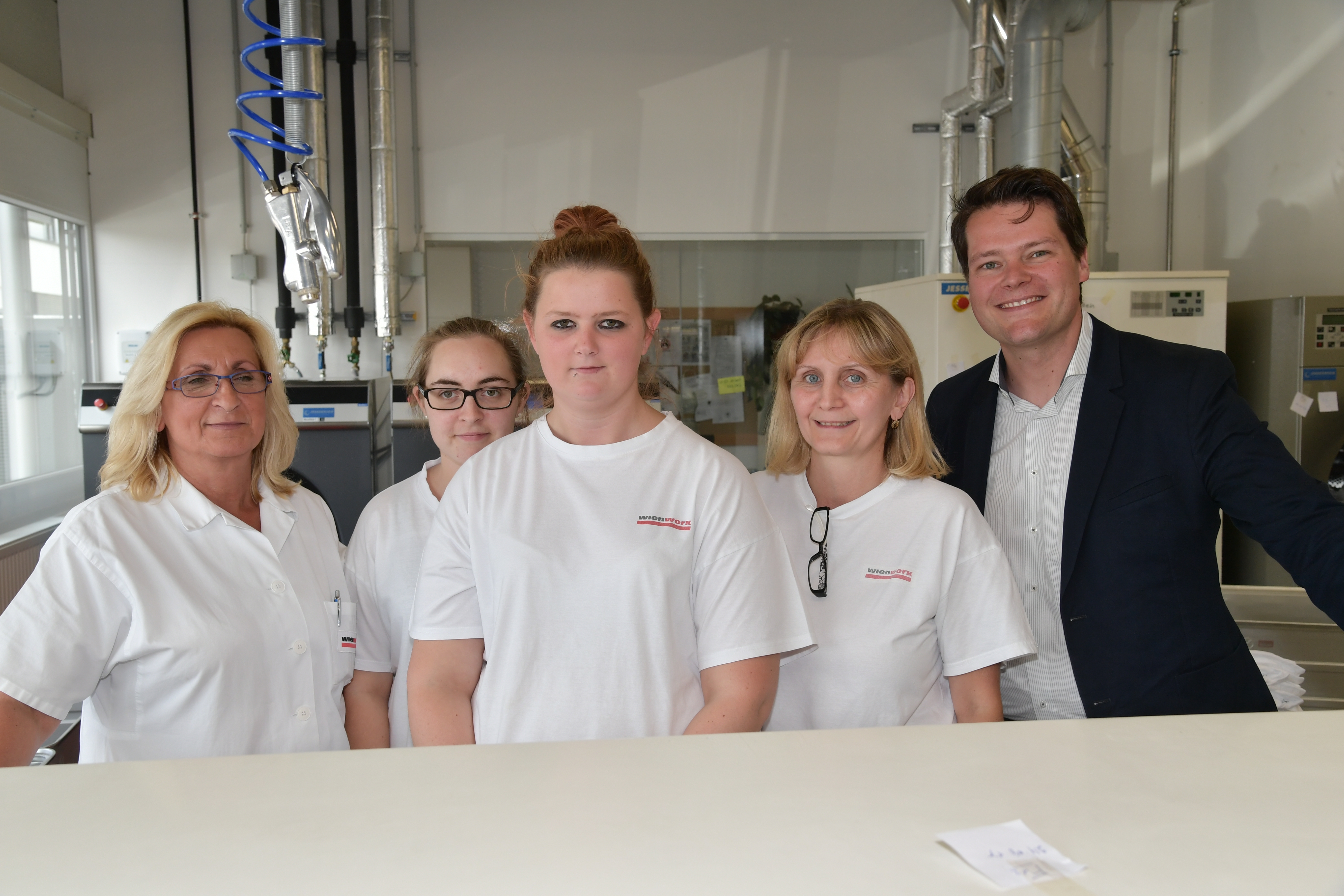 Bildungsstadtrat Jürgen Czernohorszky zu Besuch bei Wien Work - Gruppenbild mit den Lehrlingen und der Ausbildnerin in der Textilreinigung © Wien Work