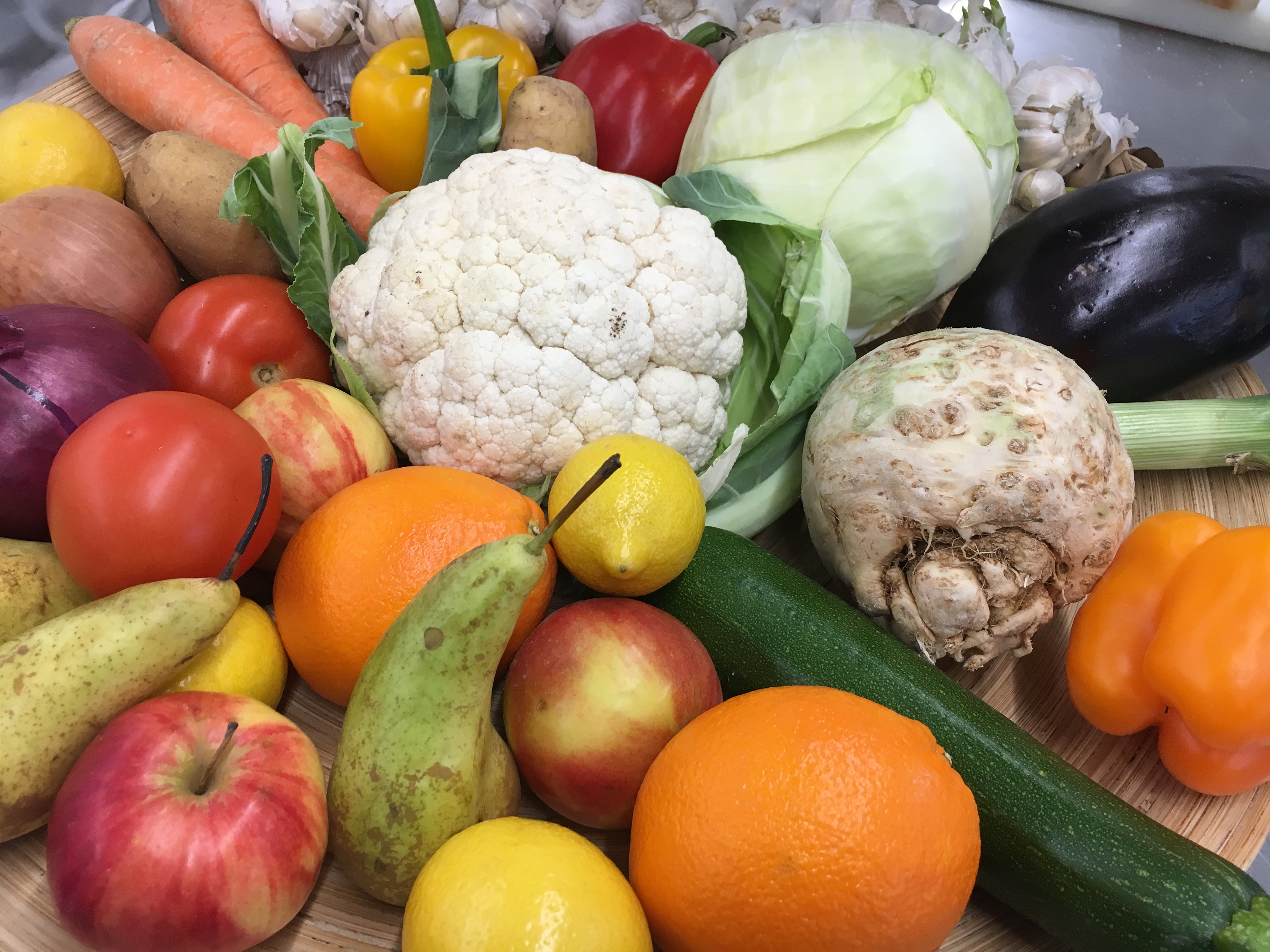 Hübsch dekorierter Korb mit saisonalem Obst und Gemüse © wienwork