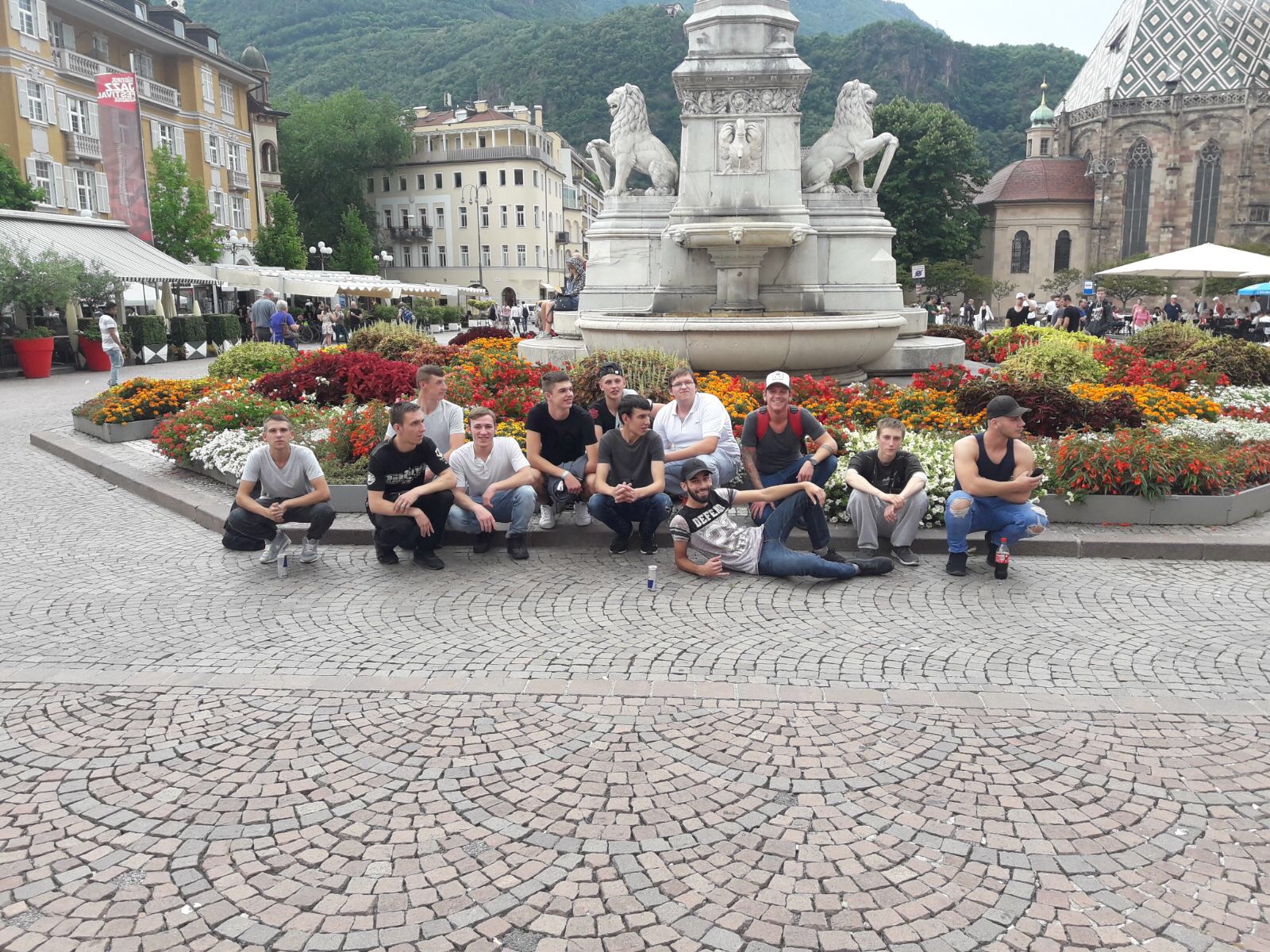 Gruppe von Lehrlingen vor Walther-von-der-Vogelweide-Denkmal in Bozen © wienwork