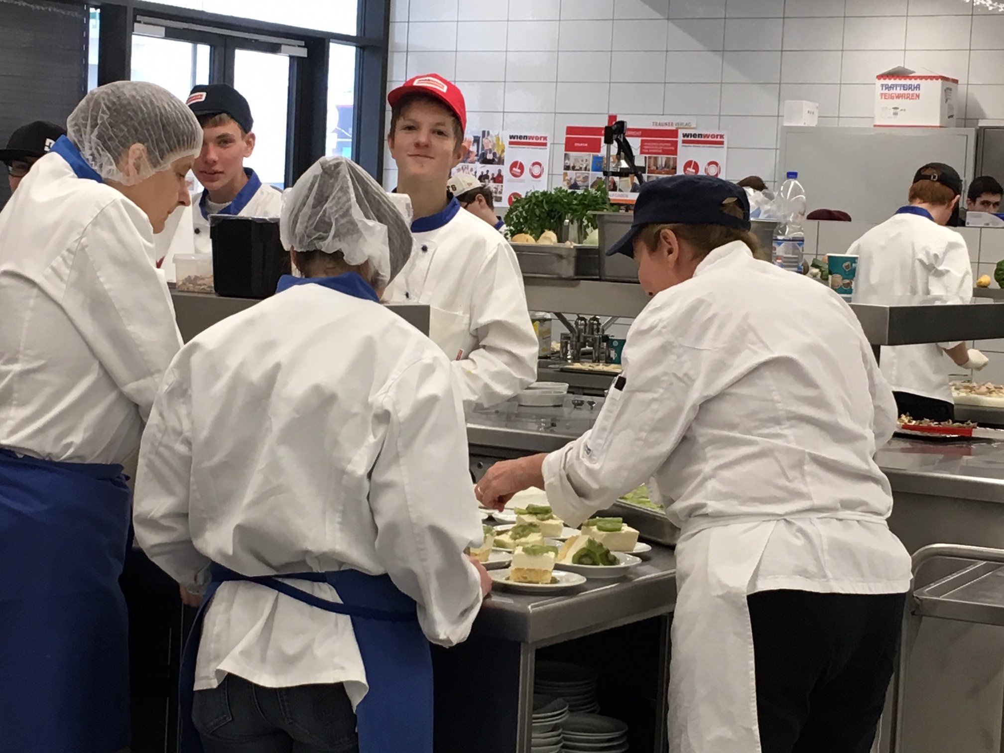 Lehrlinge kochen im SB-Restaurant Speiseamt Seestadt © wienwork