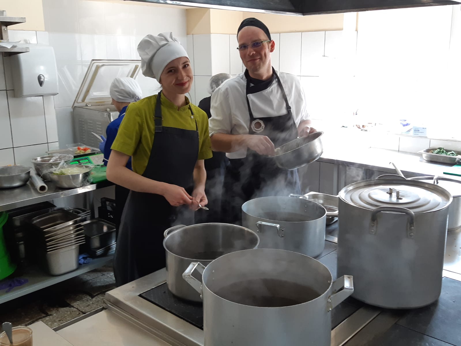 Maria und Christoph beim Nockerln kochen © wienwork