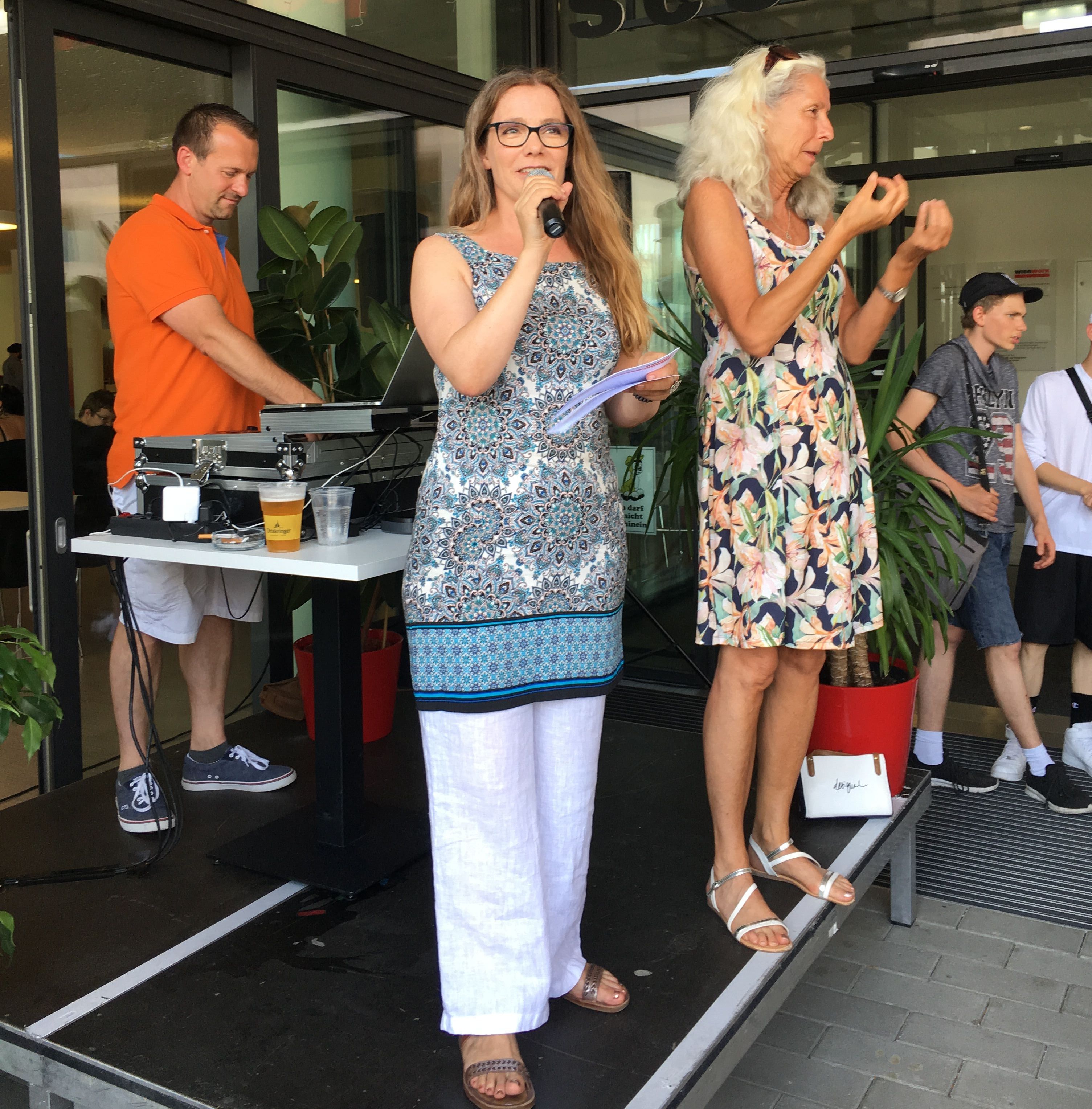 Andrea Angermann, Hauptorganisatorin des Sommerfest mit Tanja Kostistansky (ÖGS-Kommunikationsassistentin) © wienwork