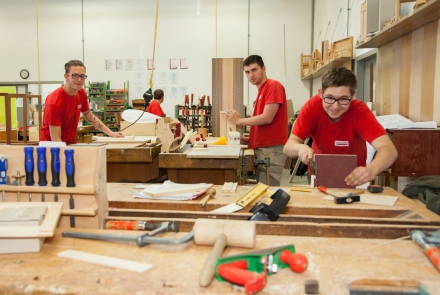 drei männliche Tischler-Lehrlinge bei der Arbeit in der Ausbildungskoje © wienwork drei männliche Tischler-Lehrlinge bei der Arbeit in der Ausbildungskoje © wienwork