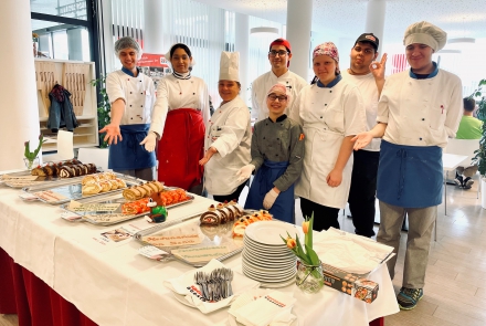 Das Team unserer Ausbildungspatisserie präsentiert die Rouladen für den Weltfrauentag 2022 © wienwork