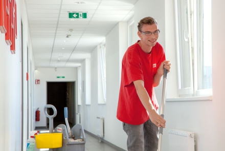 Mitarbeiter aus der Facility-Abteilung bei der Bodenreinigung © Wien Work