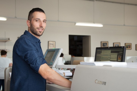 Druckereivorstufentechniker bei der Canon Kopiermaschine © wienwork Druckereivorstufentechniker bei der Canon Kopiermaschine © wienwork