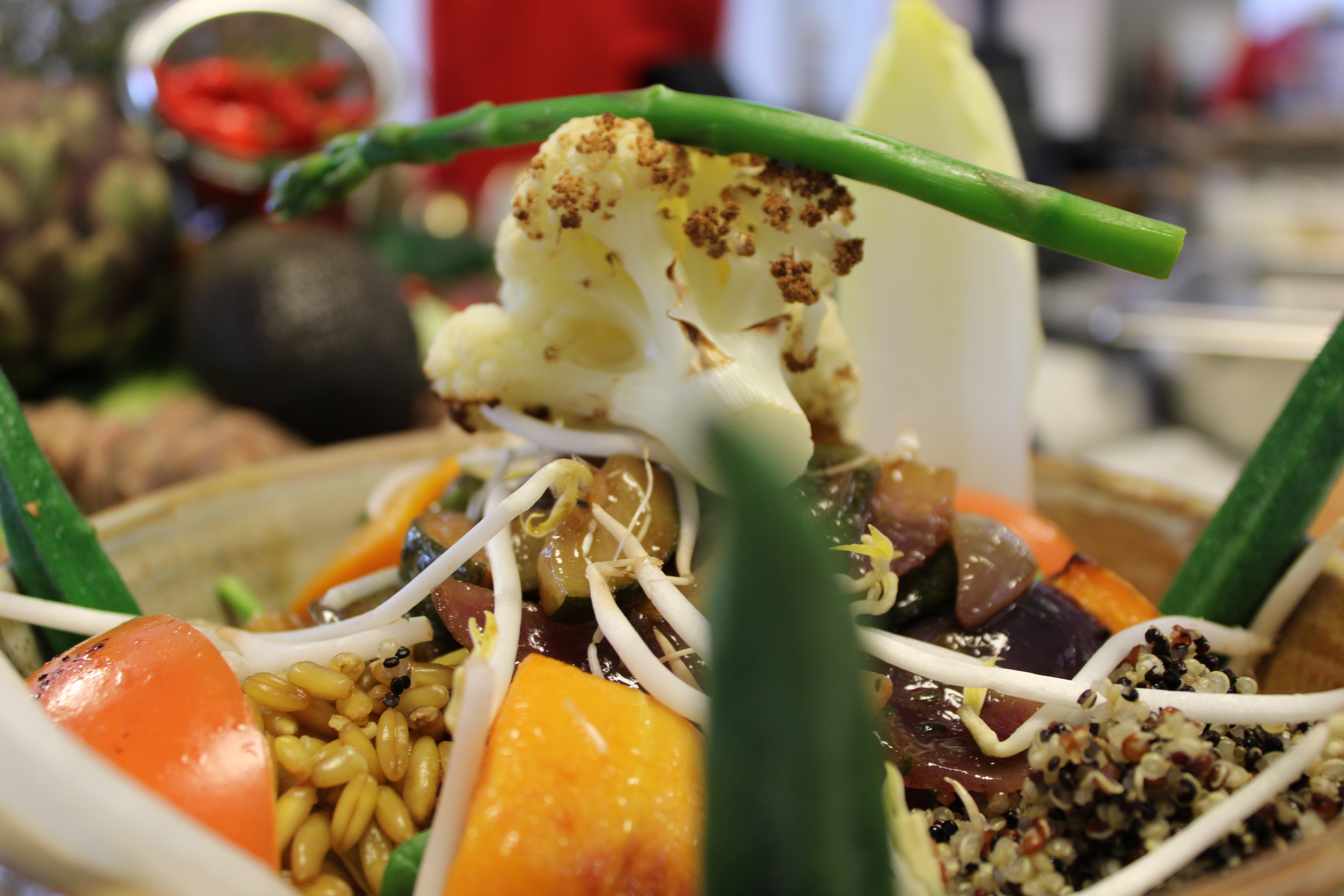 Super Food Bowl mit Schoten Sprossen und Gemüse ©wienwork