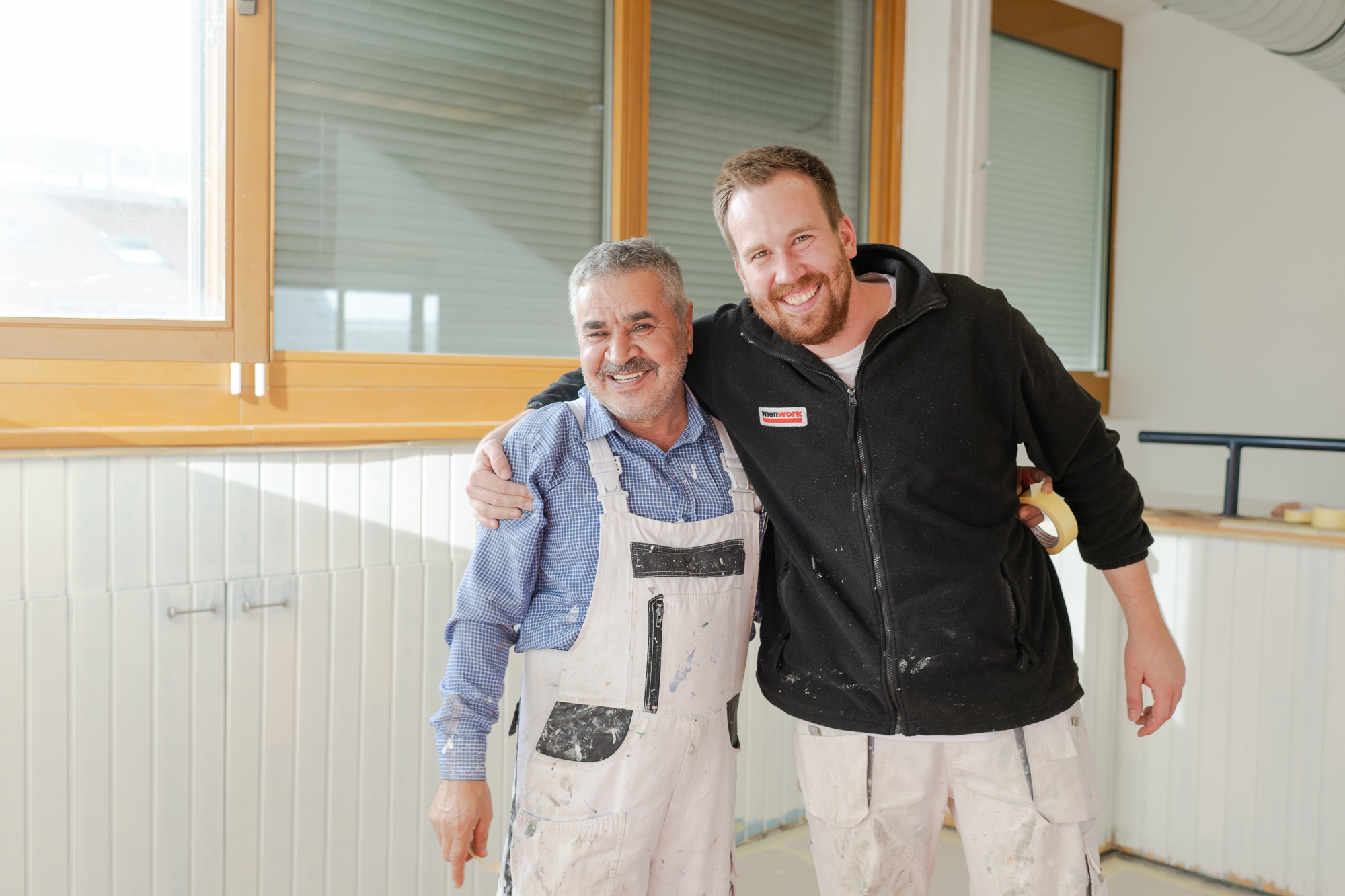 Mitarbeiter aus der Renovierung mit Ausbildner Malerei ©wienwork/Luiza Puiu