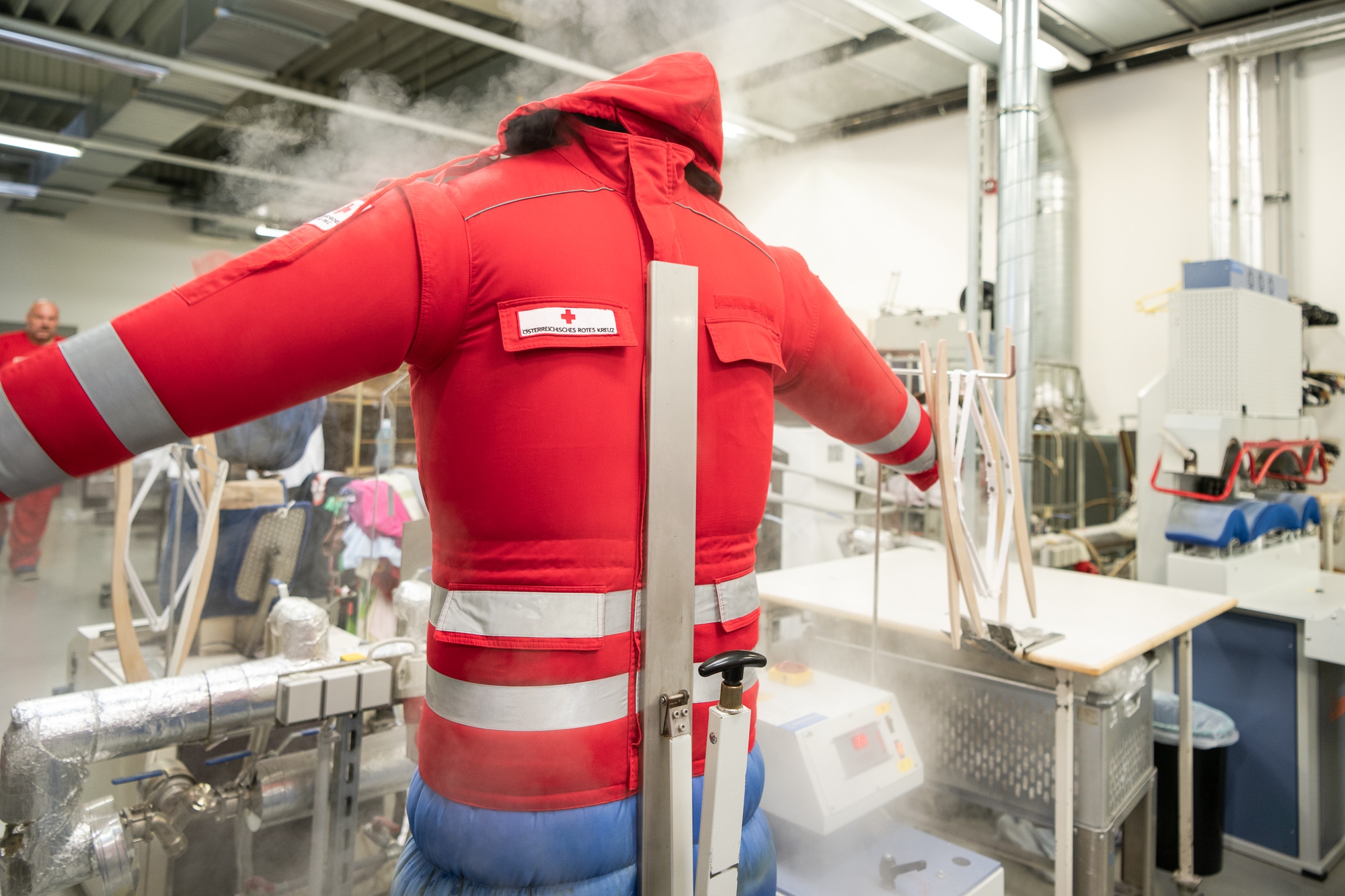 Aufblasbare Bügelpuppe mit Kleidungsstück ©wienwork/Luiza Puiu