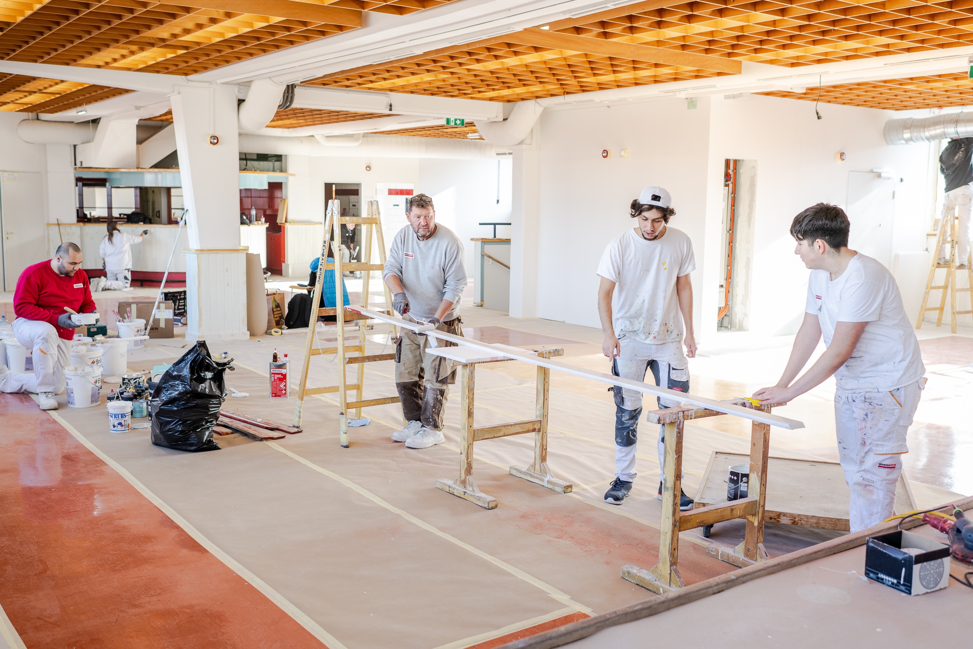 Arbeiter auf einer Baustelle in einem Raum ©wienwork/Luiza Puiu