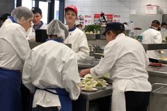 Lehrlinge kochen im SB-Restaurant Speiseamt Seestadt © wienwork