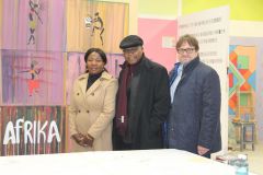 Namibischer Sozialminister und Botschafter vor "Afrika"-Bild von Alireza 014 © Wien Work Namibischer Sozialminister und Botschafter vor "Afrika"-Bild von Alireza 014 © Wien Work