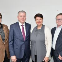 Gruppenfoto mit Wolfgang Sperl (Wien Work Geschäftsführer - li.) und Michael Svoboda (Präsident KOBV - Kriegsopfer- und Behindertenverband Wien, NÖ, Bgld. und einer der beiden Eigentümervertreter von Wien Work) © Wien Work Gruppenfoto mit Wolfgang Sperl (Wien Work Geschäftsführer - li.) und Michael Svoboda (Präsident KOBV - Kriegsopfer- und Behindertenverband Wien, NÖ, Bgld. und einer der beiden Eigentümervertreter von Wien Work) © Wien Work