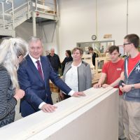 Der Bundesminister im Gespräch mit unserer Gebärdensprachdolmetscherin © Wien Work Der Bundesminister im Gespräch mit unserer Gebärdensprachdolmetscherin © Wien Work