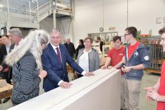 Der Bundesminister im Gespräch mit unserer Gebärdensprachdolmetscherin © Wien Work Der Bundesminister im Gespräch mit unserer Gebärdensprachdolmetscherin © Wien Work