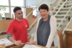 Stadträtin Renate Brauner im Gespräch mit einem Lehrling aus unserer Tischlerei © Wien Work Stadträtin Renate Brauner im Gespräch mit einem Lehrling aus unserer Tischlerei © Wien Work