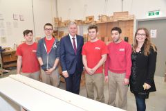 Gruppenfoto mit dem Herrn Bundesminister, unseren Lehrlingen aus der Tischlerei und unserer Öffentlichkeitsarbeiterin Andrea Angermann © Wien Work Gruppenfoto mit dem Herrn Bundesminister, unseren Lehrlingen aus der Tischlerei und unserer Öffentlichkeitsarbeiterin Andrea Angermann © Wien Work