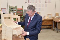Minister Stöger findet Gefallen an den Werkstücken unserer Tischler-Lehrlinge © Wien Work Minister Stöger findet Gefallen an den Werkstücken unserer Tischler-Lehrlinge © Wien Work