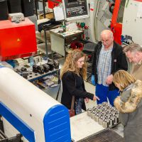 Führung Alexander Nuss und Gerti Wais von Würth Österreich durch Werkshalle_Metalltechnik © Würth Österreich Führung Alexander Nuss und Gerti Wais von Würth Österreich durch Werkshalle_Metalltechnik © Würth Österreich