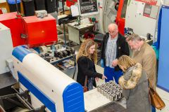 Führung Alexander Nuss und Gerti Wais von Würth Österreich durch Werkshalle_Metalltechnik © Würth Österreich Führung Alexander Nuss und Gerti Wais von Würth Österreich durch Werkshalle_Metalltechnik © Würth Österreich