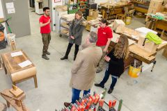 Führung Alexander Nuss und Gerti Wais von Würth Österreich durch Werkshalle_LehrlingeTischlerei © Würth Österreich Führung Alexander Nuss und Gerti Wais von Würth Österreich durch Werkshalle_LehrlingeTischlerei © Würth Österreich