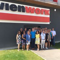 Gruppenbild 2 vor dem großen Wien Work Logo an der Stirnseite der Werkshalle - mit dem Team der wien 3420 aspern Developmement AG und drei VertreterInnen von Wien Work © Wien Work Gruppenbild 2 vor dem großen Wien Work Logo an der Stirnseite der Werkshalle - mit dem Team der wien 3420 aspern Developmement AG und drei VertreterInnen von Wien Work © Wien Work