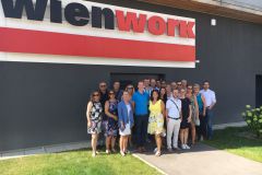 Gruppenbild 2 vor dem großen Wien Work Logo an der Stirnseite der Werkshalle - mit dem Team der wien 3420 aspern Developmement AG und drei VertreterInnen von Wien Work © Wien Work Gruppenbild 2 vor dem großen Wien Work Logo an der Stirnseite der Werkshalle - mit dem Team der wien 3420 aspern Developmement AG und drei VertreterInnen von Wien Work © Wien Work