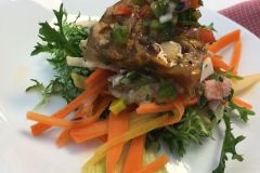 Vorspeise für unsere Gäste der Wien 3420 - ein sommerlich leichter Genuss mit Salaten, Gemüsesülzchen und Vinaigrette © Wien Work Vorspeise für unsere Gäste der Wien 3420 - ein sommerlich leichter Genuss mit Salaten, Gemüsesülzchen und Vinaigrette © Wien Work