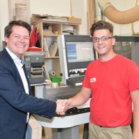 Handshake des Bildungsstadtrats Czernohorszky mit einem Mitarbeiter aus unserer Tischlerei © Wien Work Handshake des Bildungsstadtrats Czernohorszky mit einem Mitarbeiter aus unserer Tischlerei © Wien Work