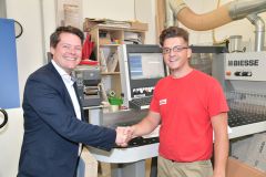 Handshake des Bildungsstadtrats Czernohorszky mit einem Mitarbeiter aus unserer Tischlerei © Wien Work Handshake des Bildungsstadtrats Czernohorszky mit einem Mitarbeiter aus unserer Tischlerei © Wien Work