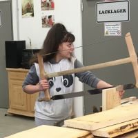 Eine junge Dame übt sich gerade an der Handsäge © wienwork Eine junge Dame übt sich gerade an der Handsäge © wienwork