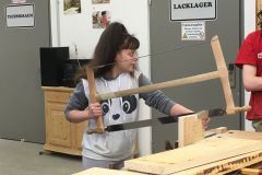 Eine junge Dame übt sich gerade an der Handsäge © wienwork Eine junge Dame übt sich gerade an der Handsäge © wienwork