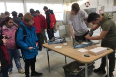 Fliesenlegerlehrlinge demonstrieren den Fliesenzuschnitt © wienwork Fliesenlegerlehrlinge demonstrieren den Fliesenzuschnitt © wienwork