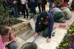 Interessierte Besucherinnen und Besucher beim Ausprobieren verschiedener Techniken in der Landschaftsgärtnerei © wienwork Interessierte Besucherinnen und Besucher beim Ausprobieren verschiedener Techniken in der Landschaftsgärtnerei © wienwork