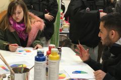 Interessierte Besucherinnen und Besucher beim Ausprobieren verschiedener Farben in der Malerei © wienwork Interessierte Besucherinnen und Besucher beim Ausprobieren verschiedener Farben in der Malerei © wienwork