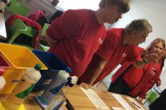 Lehrlinge aus dem Facility präsentieren gemeinsam mit ihrem Ausbildner ihre Abteilung © wienwork Lehrlinge aus dem Facility präsentieren gemeinsam mit ihrem Ausbildner ihre Abteilung © wienwork