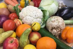 Hübsch dekorierter Korb mit saisonalem Obst und Gemüse © wienwork Hübsch dekorierter Korb mit saisonalem Obst und Gemüse © wienwork