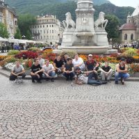 Gruppe von Lehrlingen vor Walther-von-der-Vogelweide-Denkmal in Bozen © wienwork Gruppe von Lehrlingen vor Walther-von-der-Vogelweide-Denkmal in Bozen © wienwork