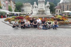 Gruppe von Lehrlingen vor Walther-von-der-Vogelweide-Denkmal in Bozen © wienwork Gruppe von Lehrlingen vor Walther-von-der-Vogelweide-Denkmal in Bozen © wienwork