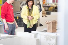 Renate Anderl im Gespräch mit Lehrling aus der Fliesenlegerei © Sebastian Philipp Renate Anderl im Gespräch mit Lehrling aus der Fliesenlegerei © Sebastian Philipp