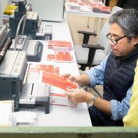 Renate Anderl im Gespräch mit Mitarbeiter aus Digital Media © Sebastian Philipp Renate Anderl im Gespräch mit Mitarbeiter aus Digital Media © Sebastian Philipp