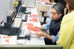 Renate Anderl im Gespräch mit Mitarbeiter aus Digital Media © Sebastian Philipp Renate Anderl im Gespräch mit Mitarbeiter aus Digital Media © Sebastian Philipp